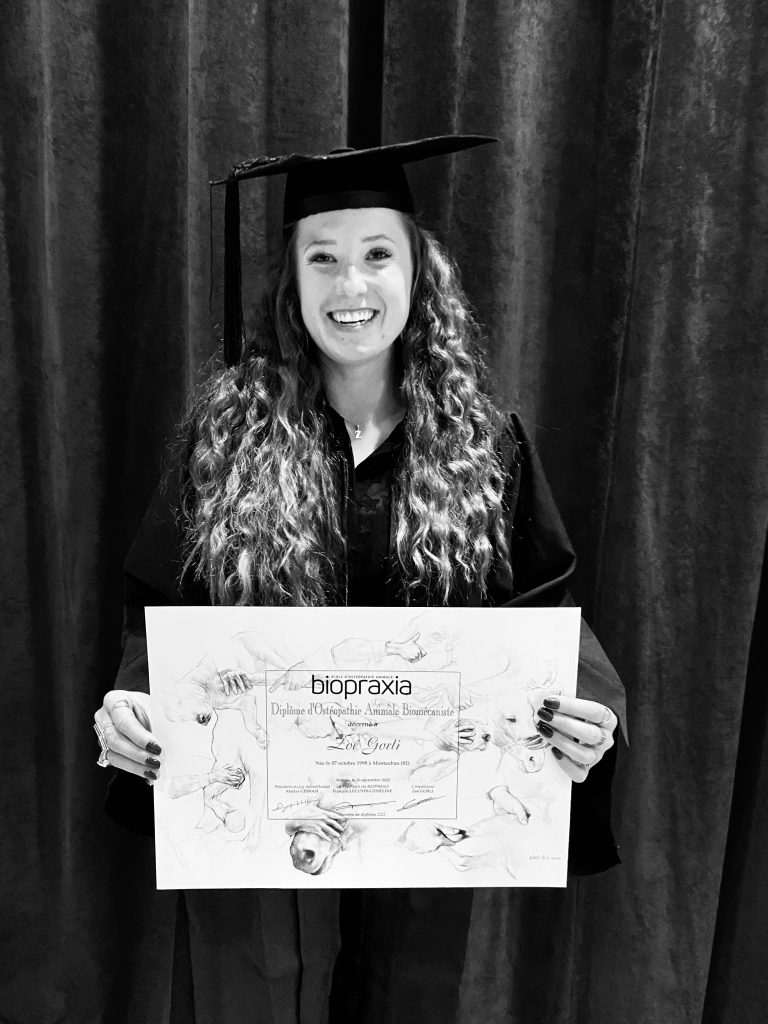 Photo montrant zoé gorli le jour de sa remise de diplome en tant qu’ostéopathe animalier biomécaniste